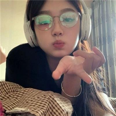 庇护棕榈树下